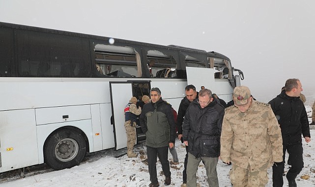 Kars'ta zincirleme trafik kazası: İki yolcu otobüsü ve kamyon birbirine girdi