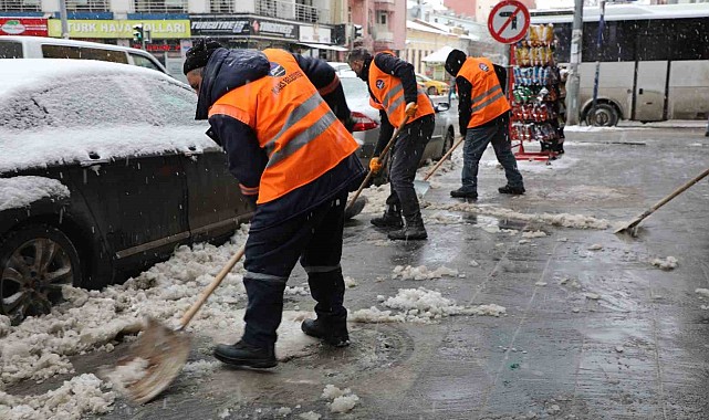 Kars'ta yol ve kaldırımların karı temizleniyor
