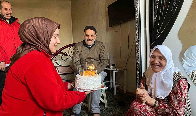 Kızılay'dan 65 yaşındaki kadına doğum günü sürprizi