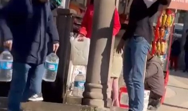 Kuaförde tıraş olurken sular kesildi, 2 müşteri yüzleri maskeli çeşmeye koştu