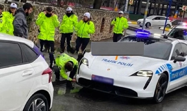 Lüks polis aracı kazaya karıştı