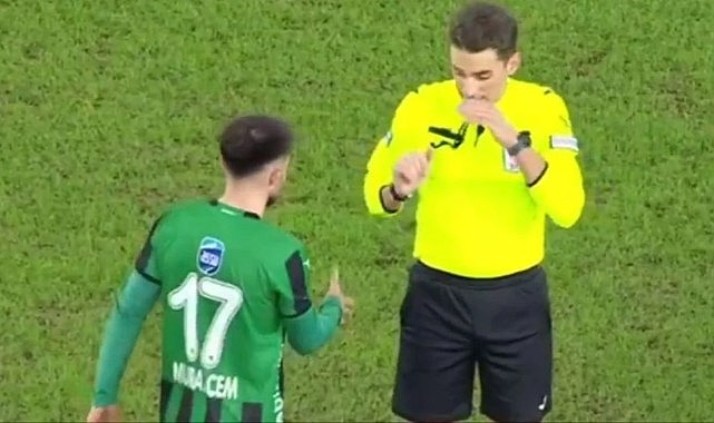 Maçın bitişiyle hakeme elini uzatıp sonra tokalaşmaktan vazgeçen Sakaryasporlu futbolcu kırmızı kart gördü