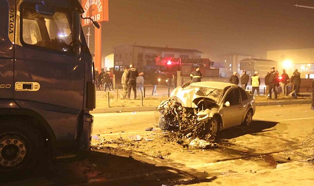 Otomobil ile tır kafa kafaya çarpıştı: 3 yaralı