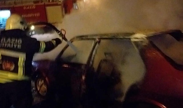 Park halindeki otomobil yandı: Araçtaki şahsı itfaiye kurtardı