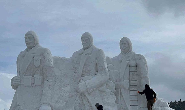 Sarıkamış'ta şehit heykellerinin yapımı için 200 kamyon kar taşındı