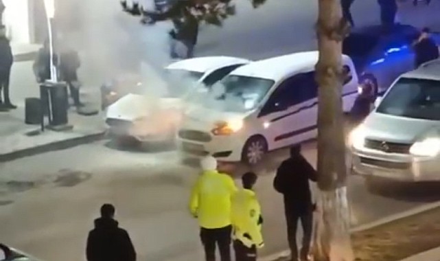 Seyir halindeki hafif ticari araç yandı