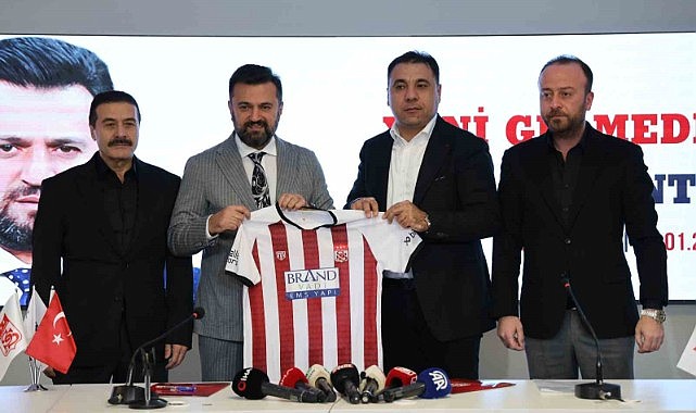 Sivasspor’un yeni teknik direktörü Bülent Uygun imzayı attı