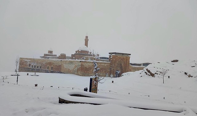 Tarihi İshak Paşa Sarayı'ndan kar manzaraları