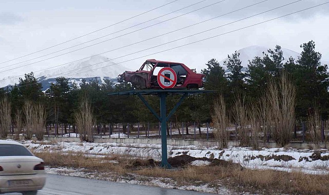Trafik kazalarını önlemek için hurda araçlarla ilginç farkındalık