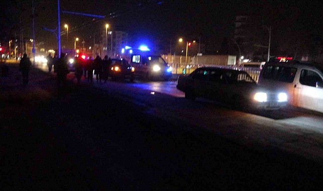 Traktör ile hafif ticari araç çarpıştı: 1 yaralı