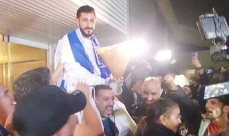 Türkiye'den sınır dışı edilen Antalyasporlu futbolcu ülkesinde kahraman gibi karşılandı
