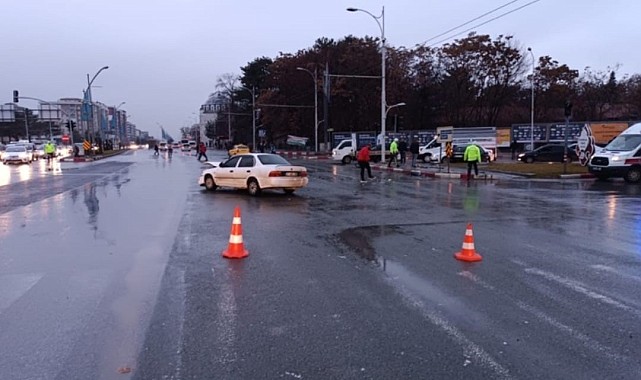 Üç aracın karıştığı kazada: 1 kişi yaralandı