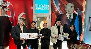 Ülkü Ocakları başkanı Kay, karne hediyesi olarak kitap dağıttı