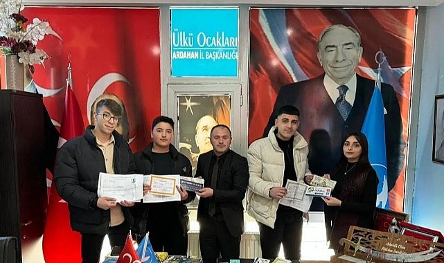 Ülkü Ocakları başkanı Kay, karne hediyesi olarak kitap dağıttı