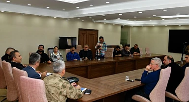  Vali Çiçek, basın mensuplarıyla bir araya geldi
