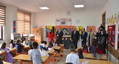 Vali Çiçek öğrencilerin karne sevincine ortak oldu