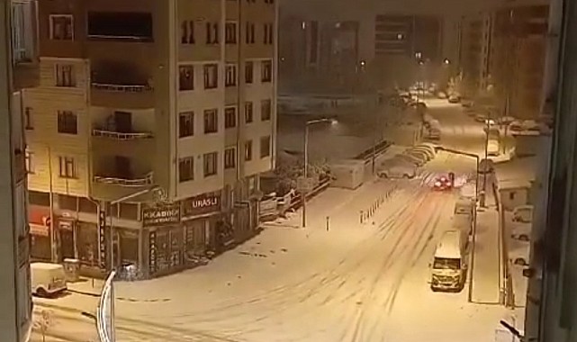 Van&#039;da otomobilin yayaya çarptığı anlar kamerada