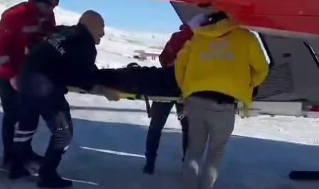 Van&#039;da şiddetli karın ağrısı olan hasta için helikopter havalandı