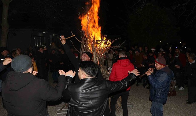 Yakılan ateşin başında havai fişek gösterisi eşliğinde halaylarla 2024'e girildi