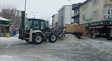 Yol ve kaldırımlar temizleniyor