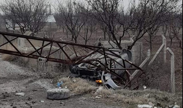 Yola düşen kabine çarpan otomobil takla attı: 2 yaralı