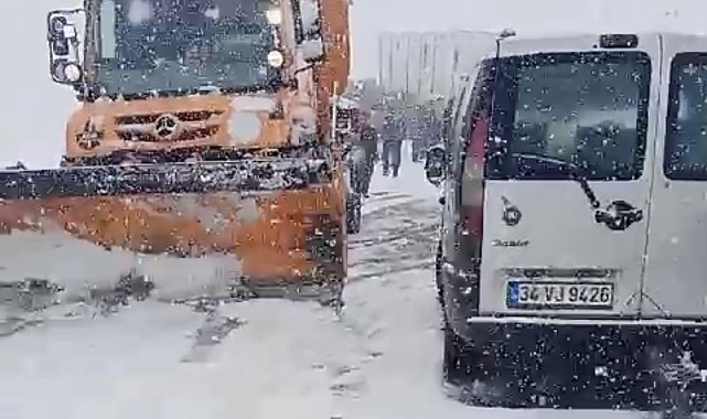 Yüksekova-Şemdinli kara yolunda çok sayıda araç mahsur kaldı