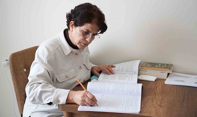 60 yaşında üniversiteyi bitirdi, şimdi gönüllü öğretmen olmak istiyor