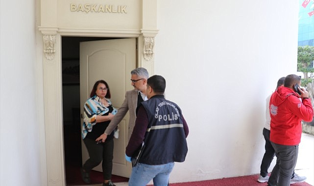 Adana Büyükşehir Belediye binasında silahlı saldırı! Zeydan Karalar'ın özel kalem müdürü ağır yaralandı