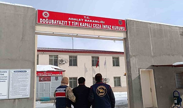 Ağrı&#039;da toplamda 15 yıl hapis cezası olan 2 firari yakalandı