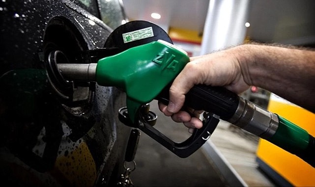 Araç sahiplerine kötü haber! Benzine gece yarısı 95 kuruş zam geldi