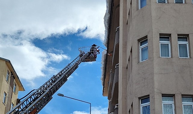 Ardahan'da İtfaiye ekipleri, tehlikeli buz sarkıtlarını ortadan kaldırıyor