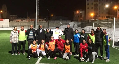 Ardahan'ın spor hayatına destek: Yunus Baydar, Kura Spor'un antrenmanında genç futbolcularla buluştu