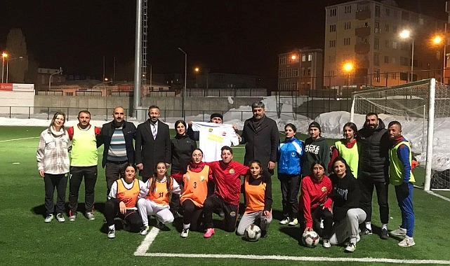 Ardahan'ın spor hayatına destek: Yunus Baydar, Kura Spor'un antrenmanında genç futbolcularla buluştu