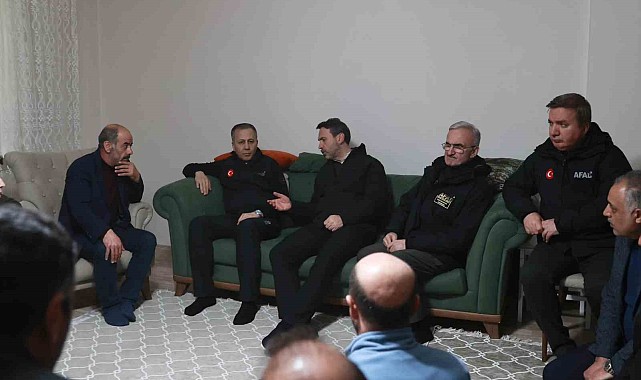 Bakan Yerlikaya ile Bakan Bayraktar'dan madencilerin ailelerine geçmiş olsun ziyareti