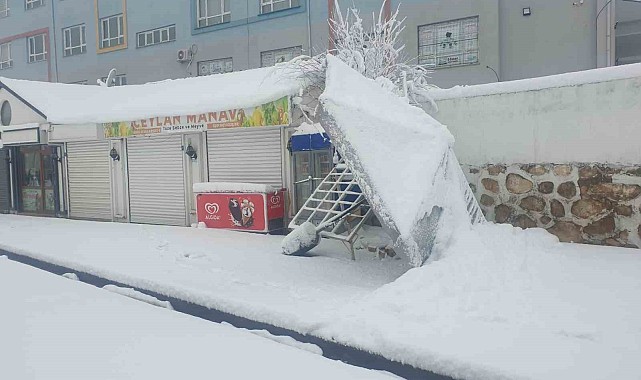 Başkale'de eğitime ara verildi, 132 yerleşim yerinin yolu ulaşıma kapandı