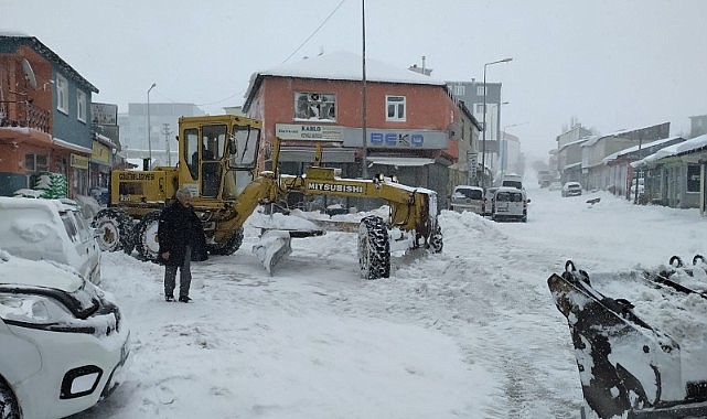 Başkan Gültekin’in kar mesaisi