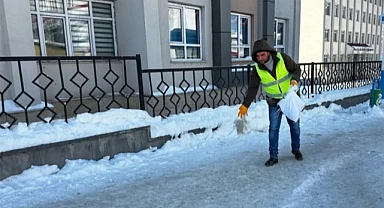 Belediye kaldırımları elle tuzladı