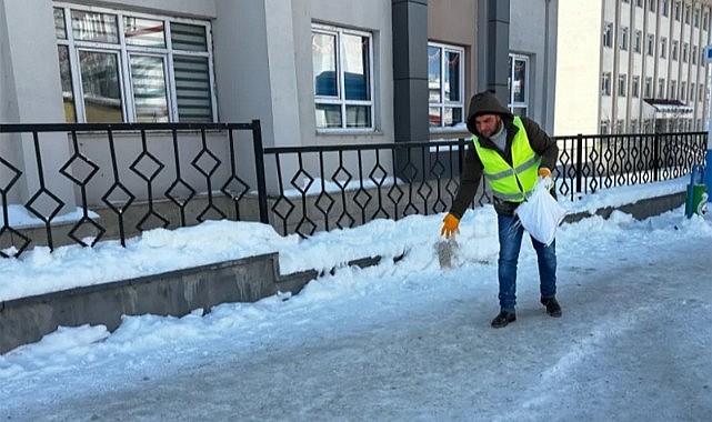 Belediye kaldırımları elle tuzladı