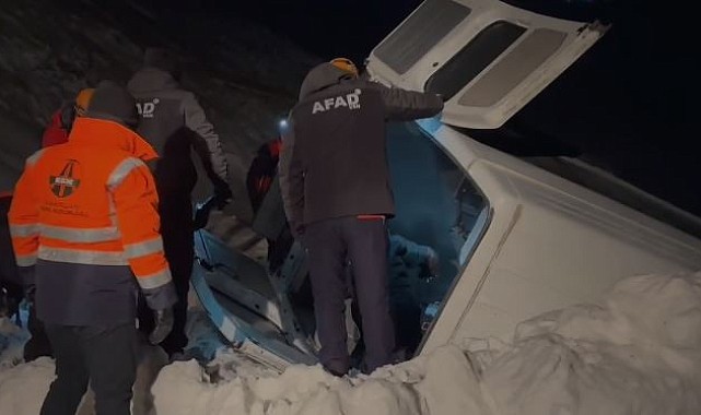 Çığın sürüklediği minibüs şarampole yuvarlandı: 1 ölü, 14 yaralı