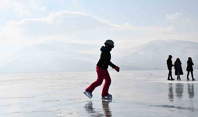 Çıldır Gölü'nde buz pateni heyecanı