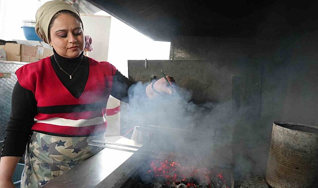 Depremin izlerini silebilmek için başladı, şehrin tek kadın kebap ustası oldu