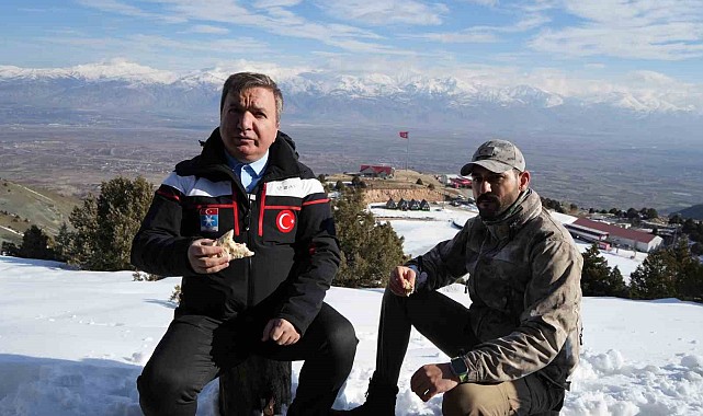 Ergan Dağında göl manzarasına karşı kahvaltı keyfi