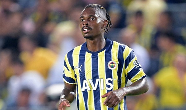 Erol Bulut Fenerbahçe'nin yıldızı Lincoln Henrique'ye formayı giydiriyor