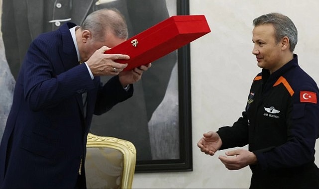 Gezeravcı 18 gündür yanında bulunan Türk bayrağını Erdoğan'a takdim etti