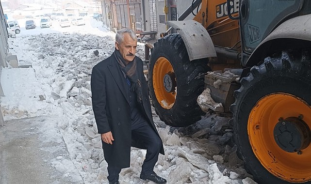 Göle Belediye ekipleri yoğun kar yağışının ardından buz kitlelerini temizliyor