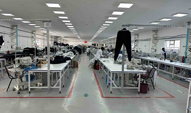 Göle'de açılan tekstil atölyesinde 90 kişi istihdam ediliyor