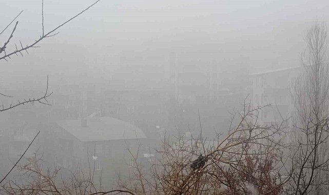 Hakkari'de karla karışık yağmur ve sis etkili oluyor