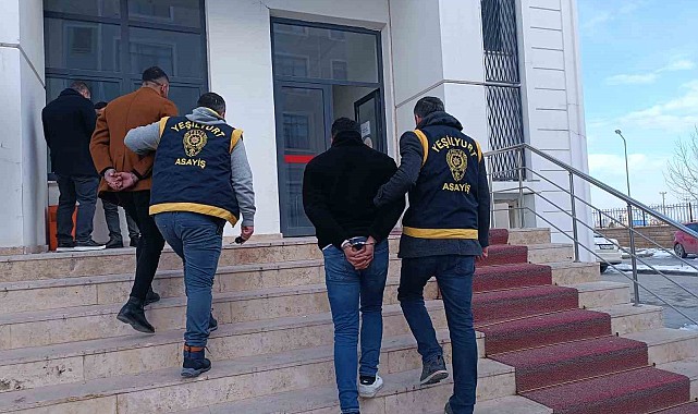 Hasarlı binalara dadanan hırsızlar yakalandı