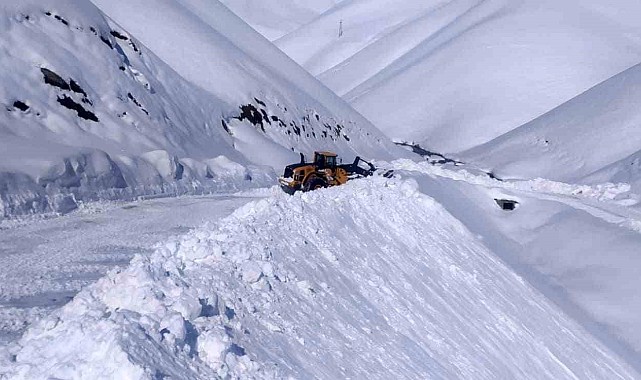İran sırında bulunan Onbaşılar köyünün yolu kardan temizlendi