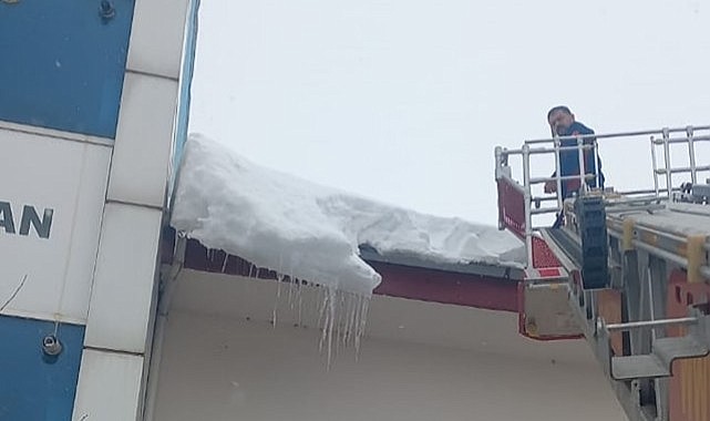 Kar ve buz sarkıtları temizlendi